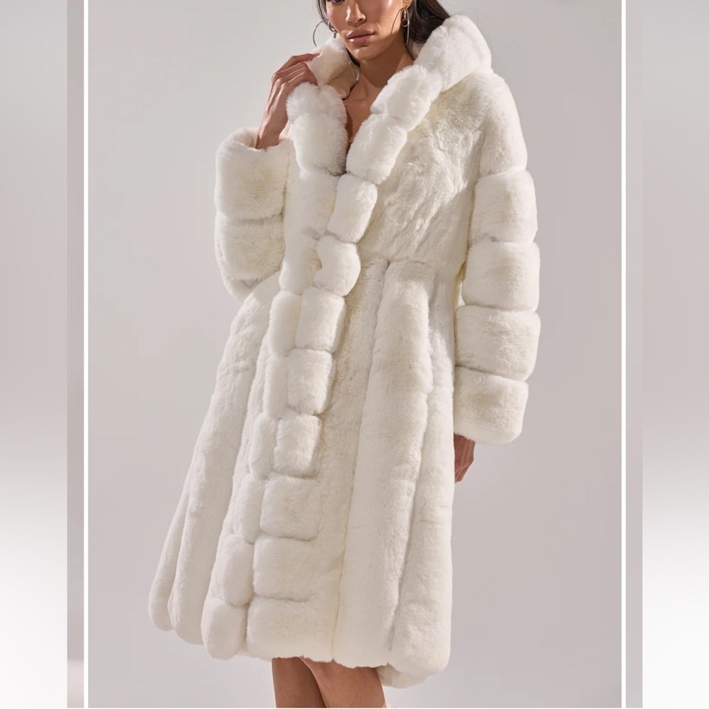 AKIRA Berlin Hooded Faux Fur Luxurious Coat - Picture 4 of 8